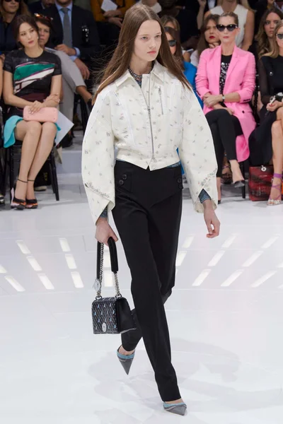 Look 18